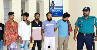 পুলিশের ওপর পাথর নিক্ষেপ করে আসামি ছিনতাই, গ্রেপ্তার ৫